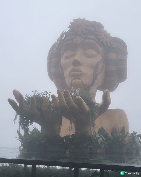 河內聖若瑟大教堂（大教堂）是法式新哥德建築，尖塔高聳，彩繪玻...