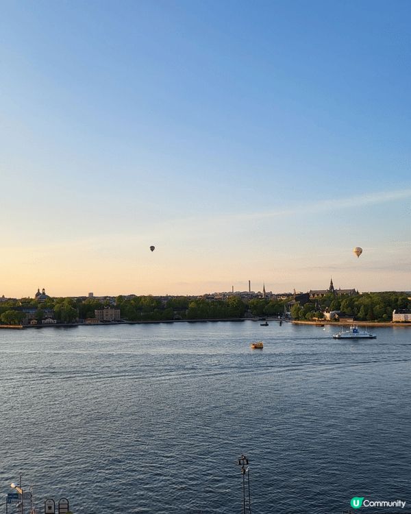 瑞典斯德哥爾摩， 一個現代化但也擁有歷史的城市。 乘着船在市...