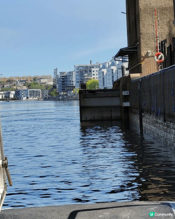 瑞典斯德哥爾摩， 一個現代化但也擁有歷史的城市。 乘着船在市...