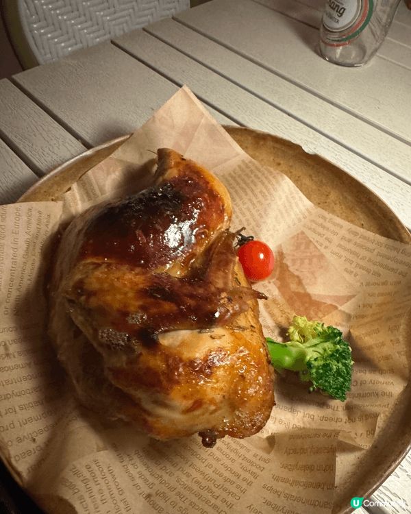 一個是烤雞一個是黑椒牛柳意粉，烤雞很入味，而且肉質很鮮嫩。