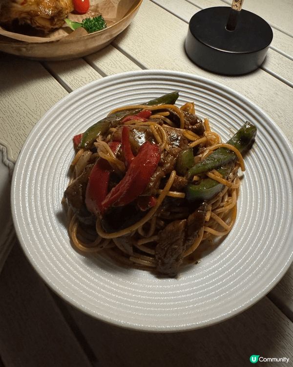 一個是烤雞一個是黑椒牛柳意粉，烤雞很入味，而且肉質很鮮嫩。