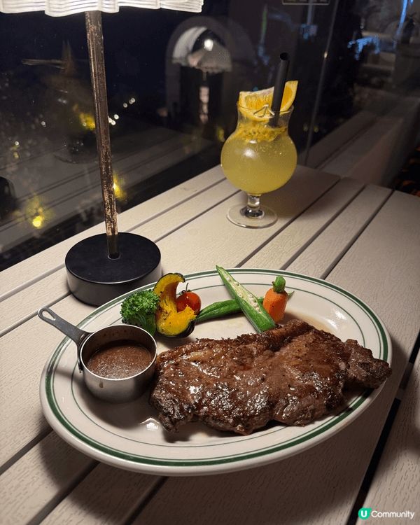 一個是烤雞一個是黑椒牛柳意粉，烤雞很入味，而且肉質很鮮嫩。