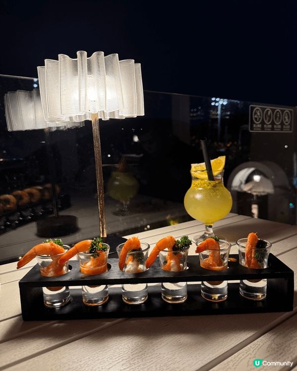 一個是烤雞一個是黑椒牛柳意粉，烤雞很入味，而且肉質很鮮嫩。