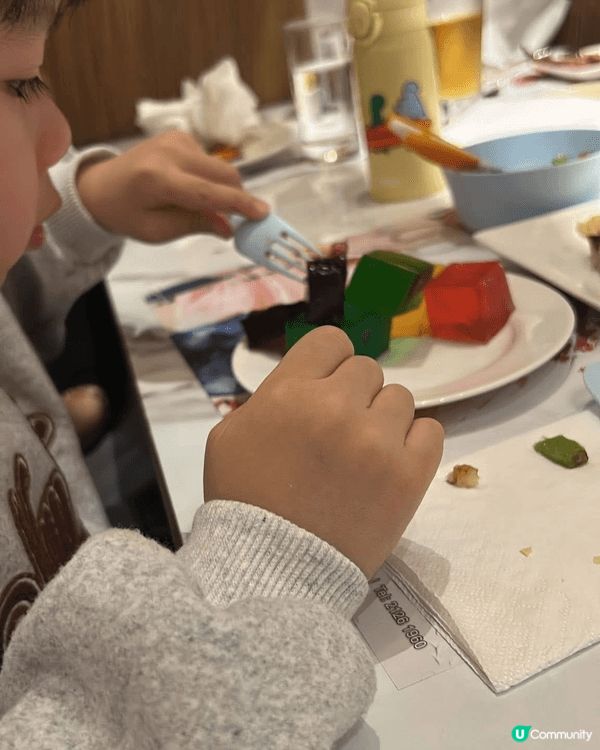 8度海逸酒店的自助餐，樓底高無壓迫感。現時主打「蟹皇．海鮮交...