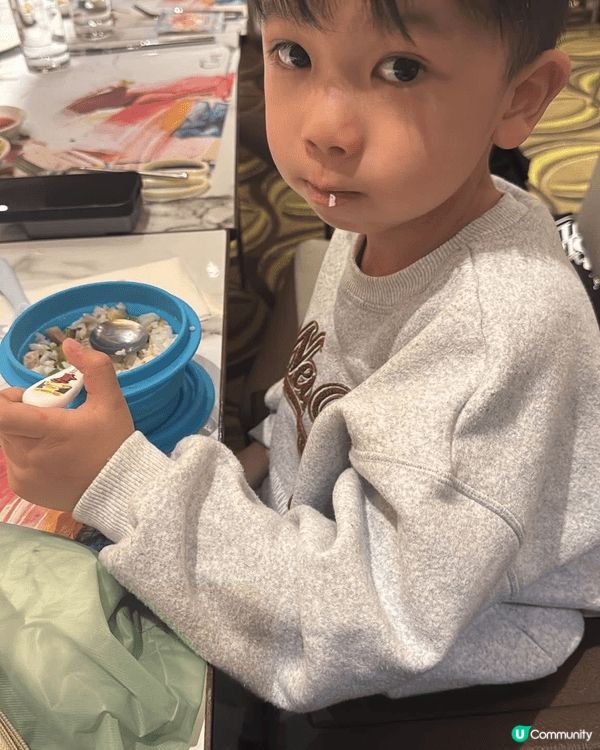 8度海逸酒店的自助餐，樓底高無壓迫感。現時主打「蟹皇．海鮮交...