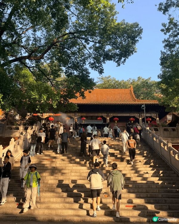珠海弘法寺，座落香洲區鳳凰山麓，是一座風景清幽、規模宏大的觀...