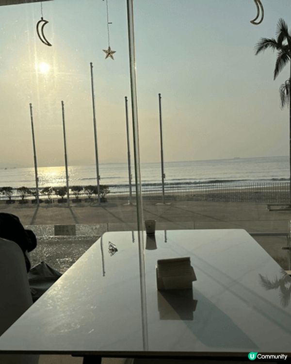 第一張是自助烤肉，價錢合理，食物種類多，環境乾淨；第二張是F...