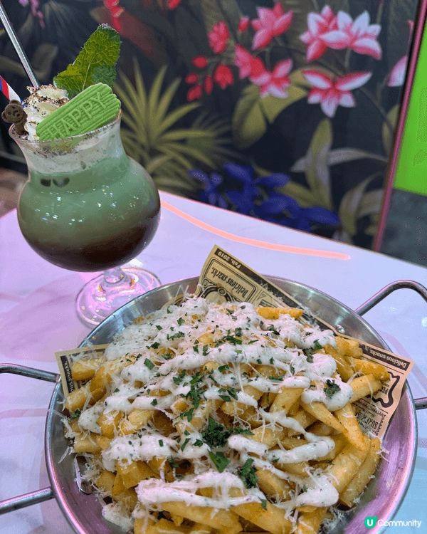 海鮮拼盤匯聚波士頓龍蝦、青口、鮑魚等幾款海鮮，配搭蒜蓉醬汁，...