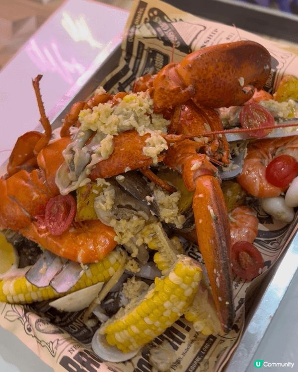 海鮮拼盤匯聚波士頓龍蝦、青口、鮑魚等幾款海鮮，配搭蒜蓉醬汁，...