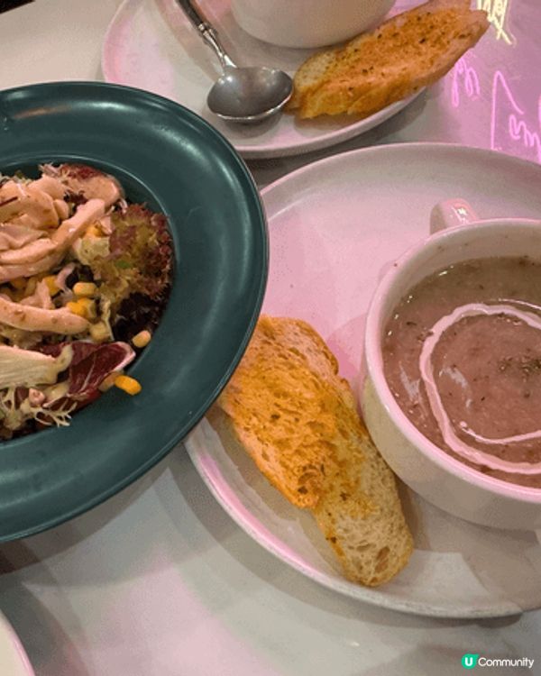 海鮮拼盤匯聚波士頓龍蝦、青口、鮑魚等幾款海鮮，配搭蒜蓉醬汁，...