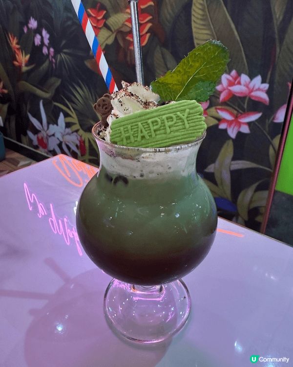 海鮮拼盤匯聚波士頓龍蝦、青口、鮑魚等幾款海鮮，配搭蒜蓉醬汁，...