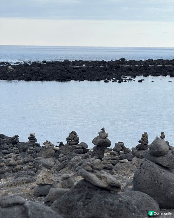 濟州牛島燈塔：海面如鏡，靜水承載天色與燈影。