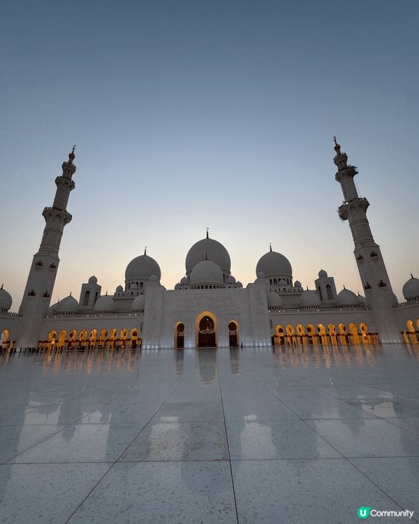 濟州牛島燈塔：海面如鏡，靜水承載天色與燈影。