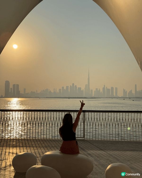 濟州牛島燈塔：海面如鏡，靜水承載天色與燈影。