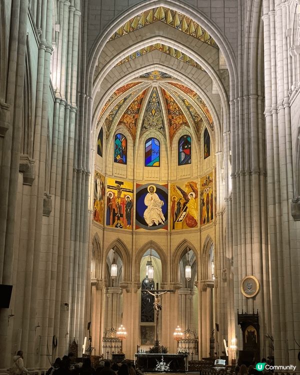 西班牙擁有豐富的大教堂和博物館資源，例如聖家堂博物館展示高迪...