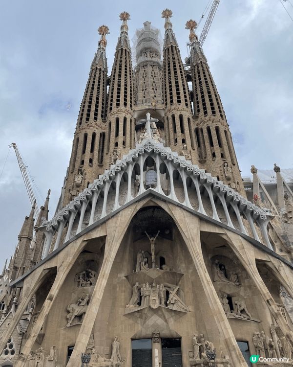 西班牙擁有豐富的大教堂和博物館資源，例如聖家堂博物館展示高迪...
