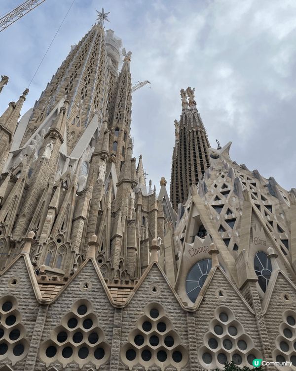西班牙擁有豐富的大教堂和博物館資源，例如聖家堂博物館展示高迪...