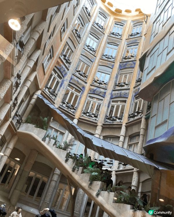 西班牙擁有豐富的大教堂和博物館資源，例如聖家堂博物館展示高迪...