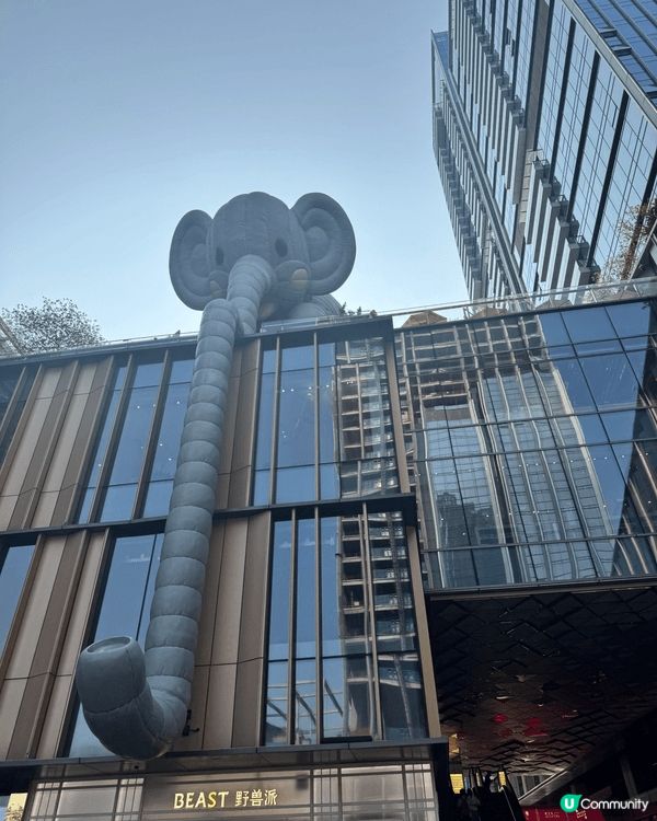 萬象天地近年成為深圳人氣地標，特別係「巨人展」期間，將藝術、...