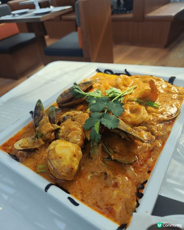 呢間餐廳有一個外面露天用餐區，環境幾舒服，空氣流通，坐喺外面...