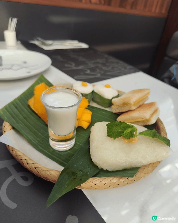 呢間餐廳有一個外面露天用餐區，環境幾舒服，空氣流通，坐喺外面...