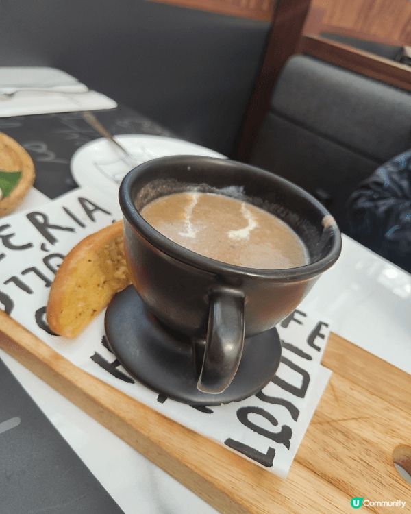 呢間餐廳有一個外面露天用餐區，環境幾舒服，空氣流通，坐喺外面...