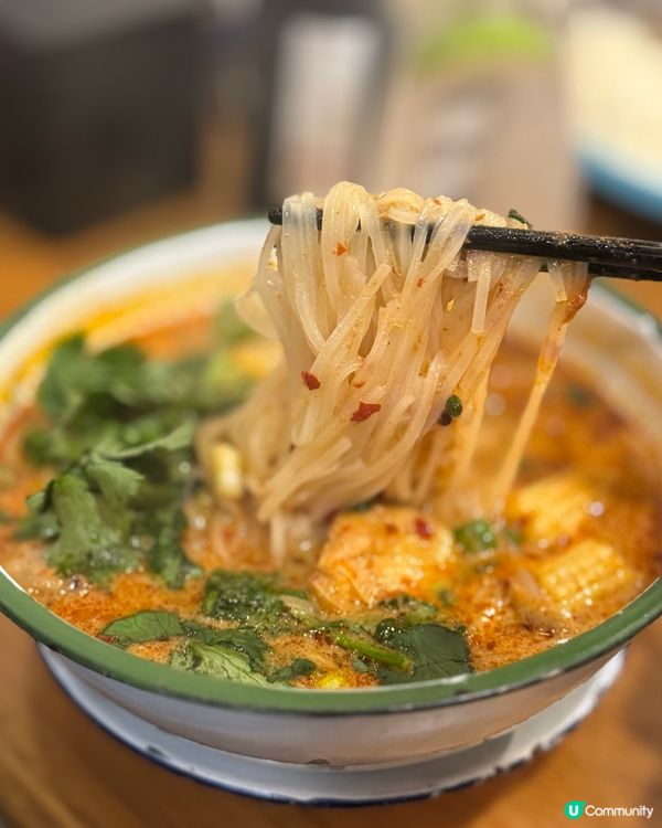 上環人氣泰越菜😋必食大大隻生炸雞髀🍗