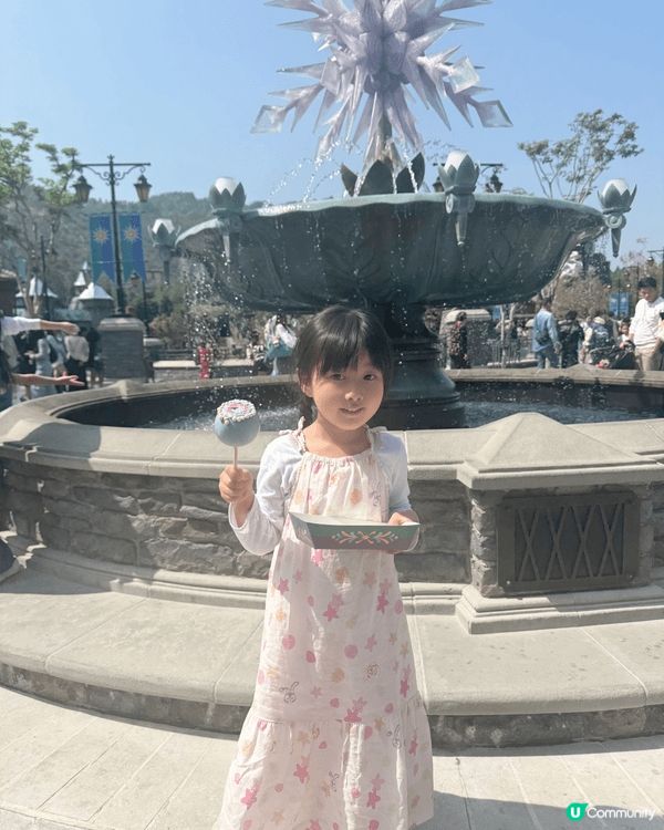 我們一家喜歡旅行與打卡，芙芙總是露出可愛調皮的表情