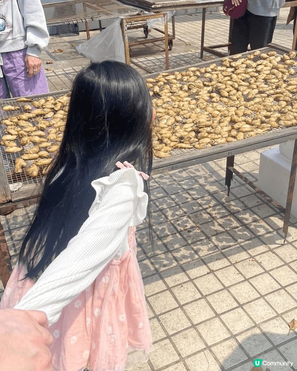 流浮山海鮮街，我們同小朋友再一起同遊到流浮山海鮮街，小朋友好...