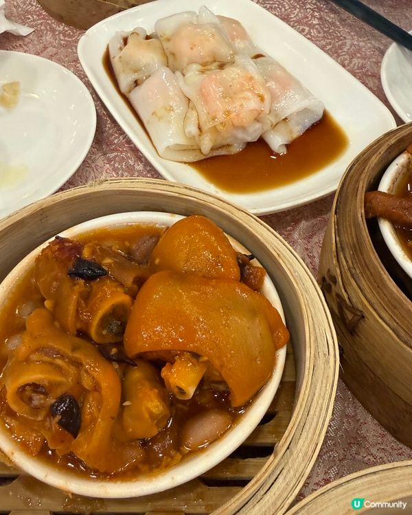 星期日一家人出街飲茶，傾吓偈享受家庭樂