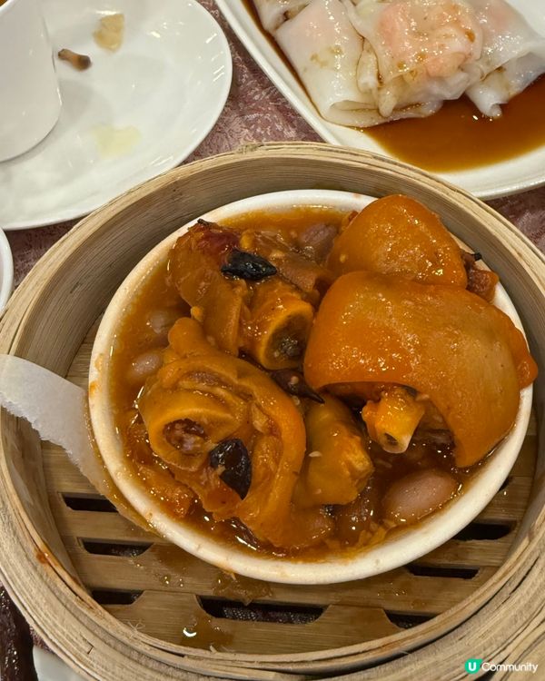 星期日一家人出街飲茶，傾吓偈享受家庭樂