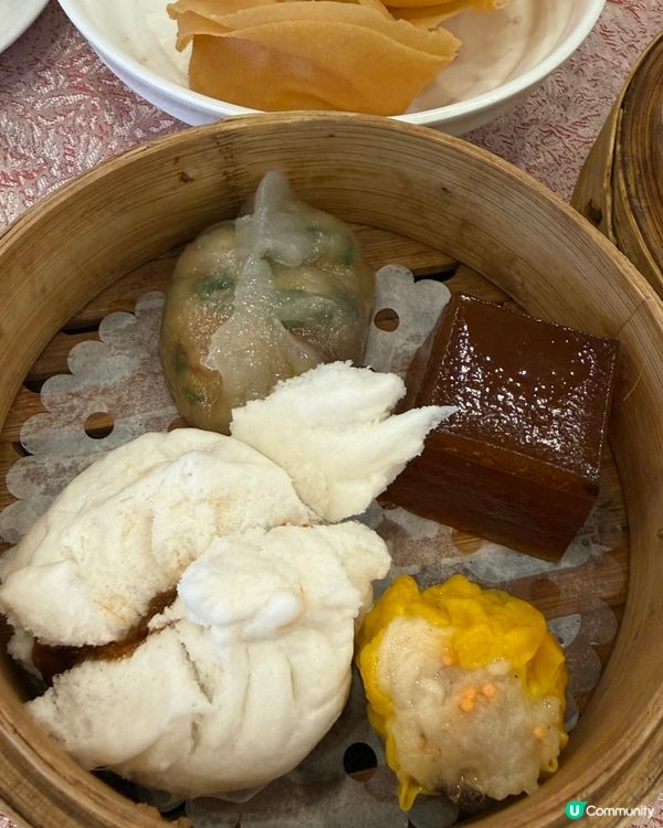 星期日一家人出街飲茶，傾吓偈享受家庭樂