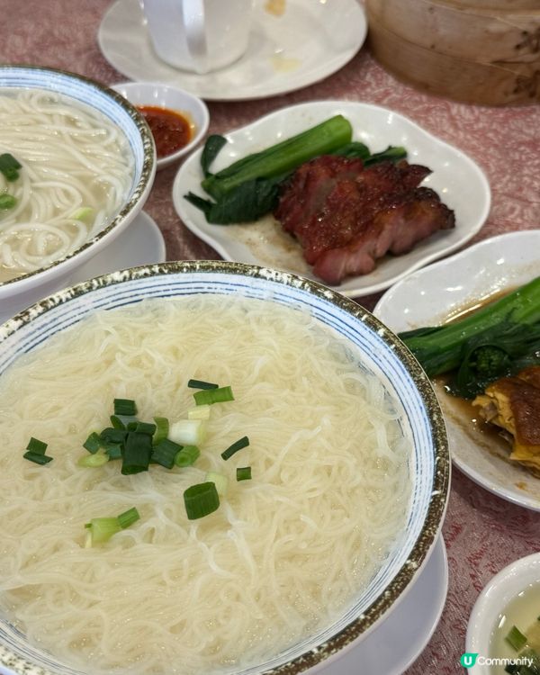 星期日一家人出街飲茶，傾吓偈享受家庭樂