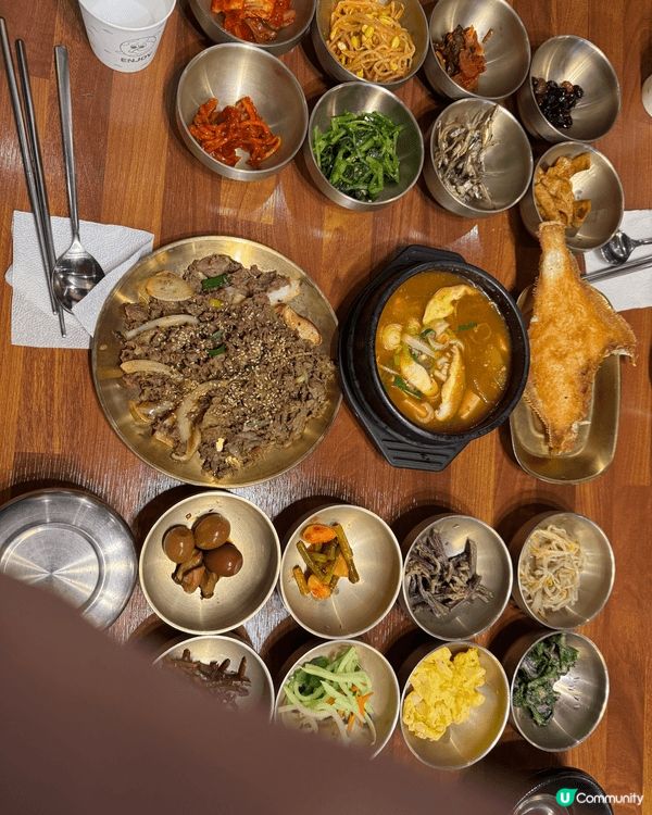 地點係韓國首爾其中一間餐廳主力係做20道料理嘅韓國定食一份s...