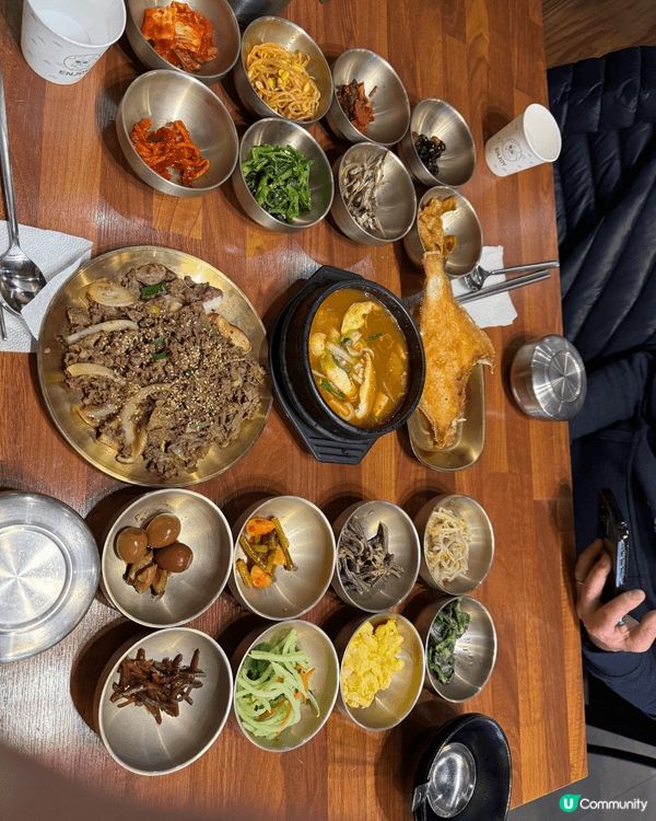 地點係韓國首爾其中一間餐廳主力係做20道料理嘅韓國定食一份s...