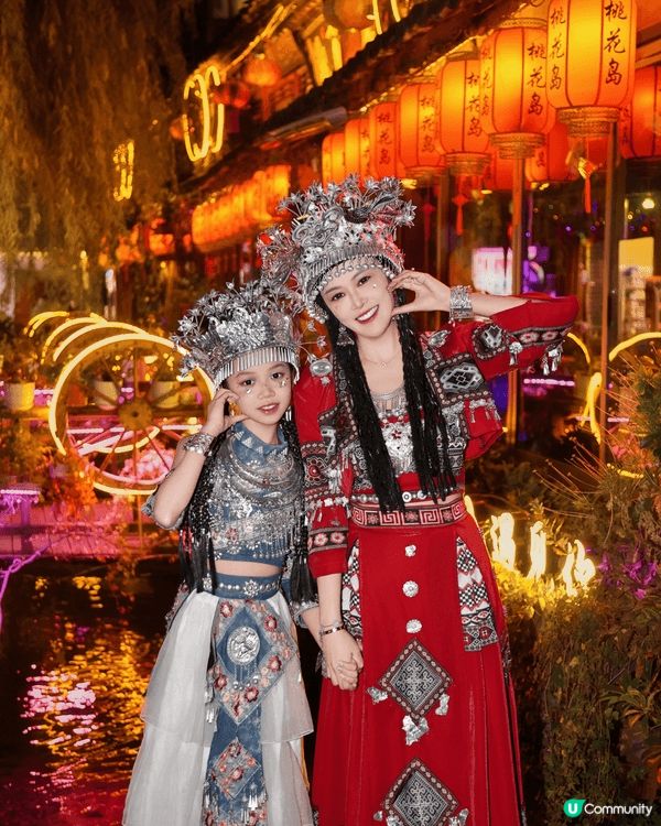 ✨ 在麗江古城穿上雲南少數民族服飾，孩子瞬間變身小姑娘！銀飾...
