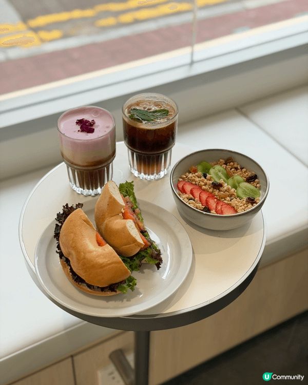新開嘅 Bow Coffee，Café 乾淨又舒服，一落地玻...