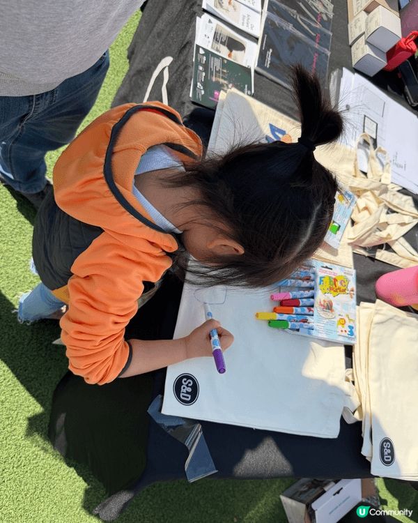 小手握住波，專注畫出自己的小世界；巨型金元寶見證住童真與歡笑...