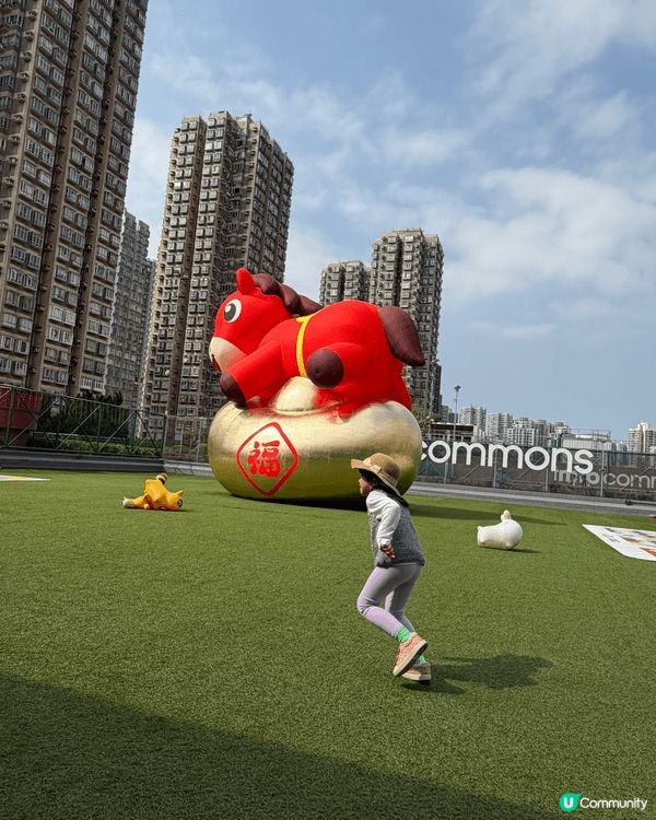 小手握住波，專注畫出自己的小世界；巨型金元寶見證住童真與歡笑...