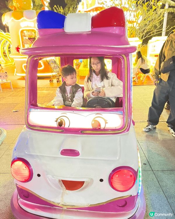 這是新會夜市遊樂場的兒童電動車遊樂設施，三輛可愛卡通車（粉紅...
