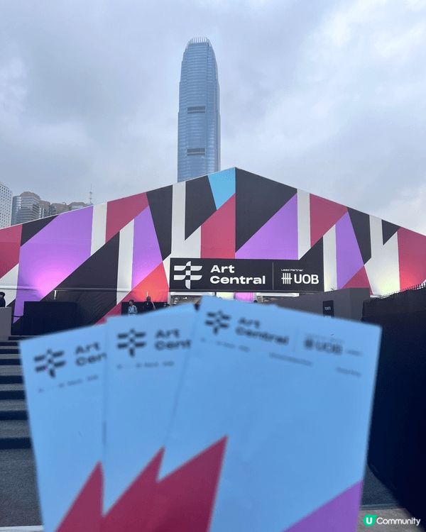 探索香港中，比如探索跑馬地賽馬，香港中央圖書館，藝術展覽等。...