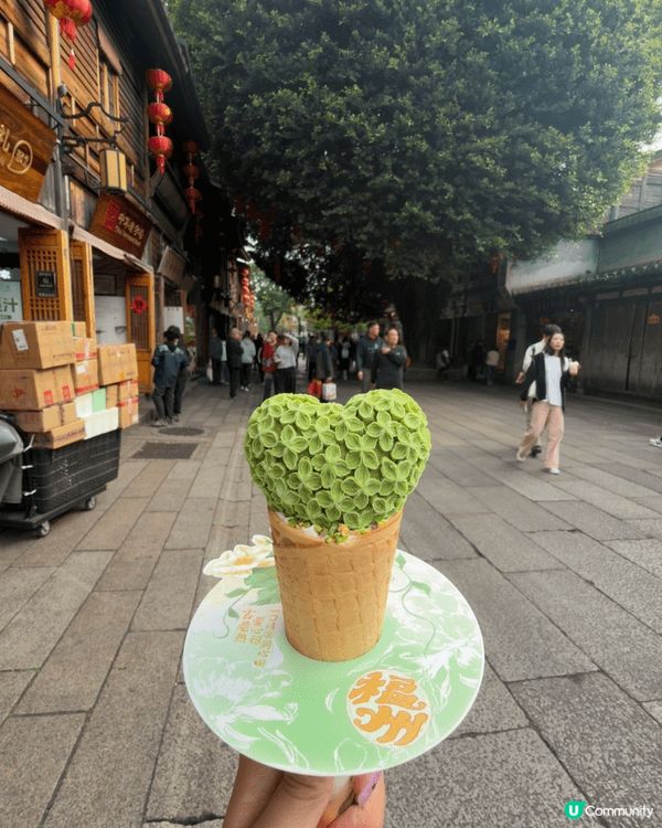 呢個係福州（三坊七巷），最有名嘅愛心樹～喺一棵歷史悠久嘅榕樹...