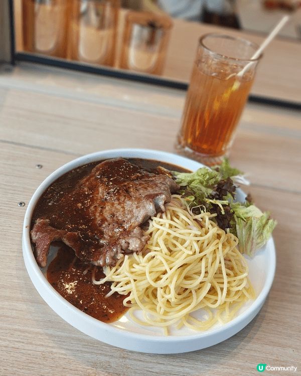 啟德體育園戶外餐廳，寵物友善，光線舒適適合拍照，店家免費請狗...