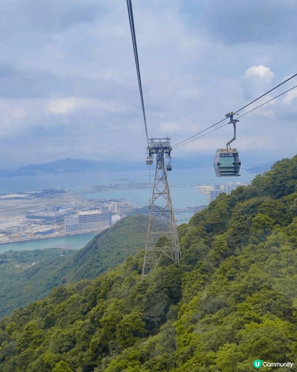 坐住纜車欣賞東涌嘅自然境觀，呼吸着清新空氣，再一口氣爬上數百...