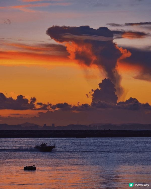 從珠海香洲港出發的一個小島，蔚藍海面和天空相接然然，白色風車...