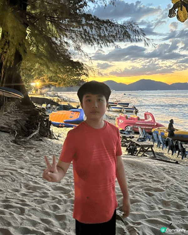 夕陽的黃昏，美麗的海灘，明媚的風景，成長的小孩