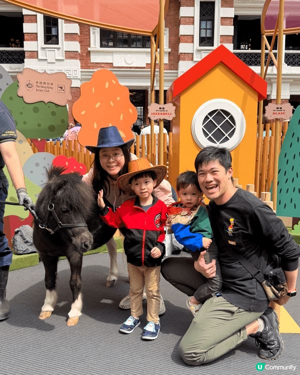 適逢馬年，一家大小去大館探小馬仔，俾小朋友接觸小馬。