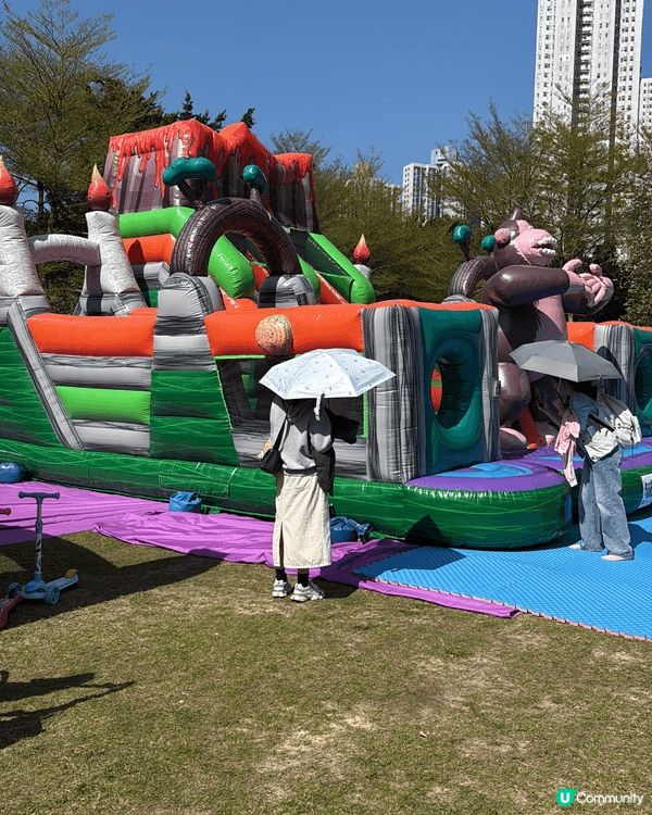 單車館公園草地上有跳彈床活動，小朋友玩得好開心，值得去