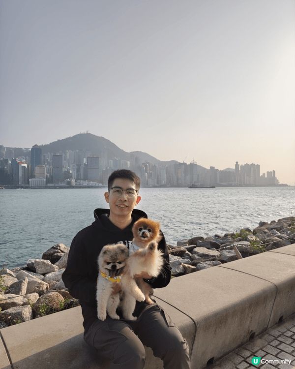 我和老公周不時都會帶兩隻小寶貝出街街影靚相，第一張就係同朋友...