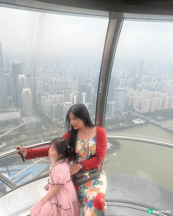 在復活節，跟家人去廣州塔之旅，雖然排隊去坐吊車，要等很長時間...